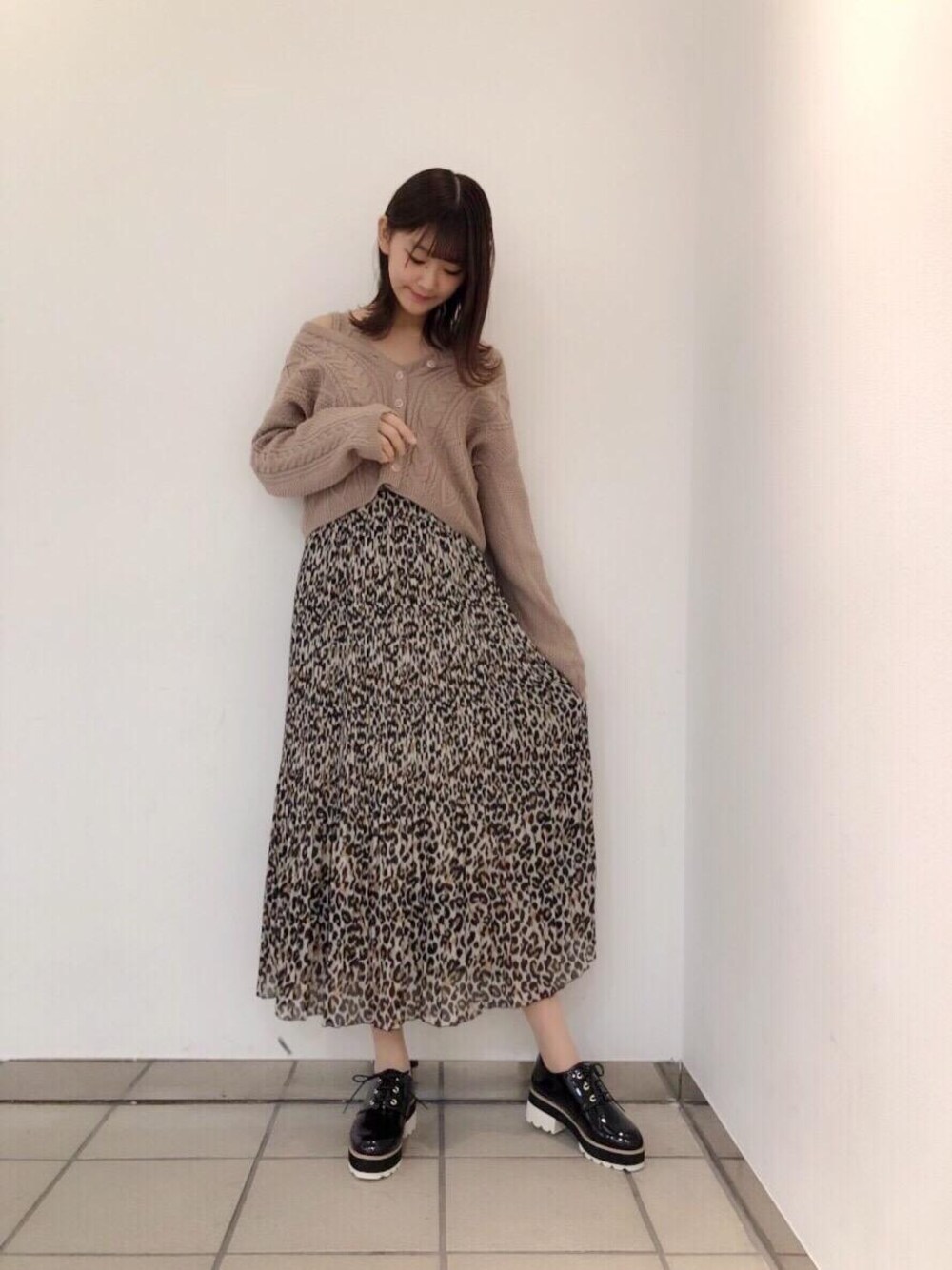 「レオパード、ロングスカート、トレンドコーデ、プリーツ、MAJESTIC LEGON、アンサンブル、マジェスティックレゴン、ケーブルカーデ」｜「amelier MAJESTIC LEGONのバイカラーソールシューズ（その他シューズ、ブラック系）」を使った、マジェスティックレゴンラフォーレ原宿店スタッフさん（レディース・162cm）の冬コーディネートの1枚目の写真