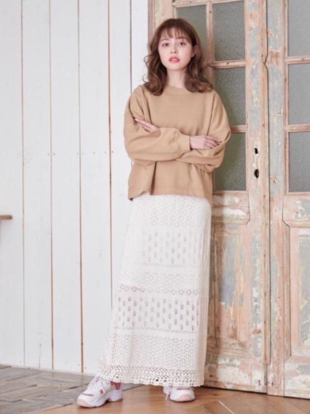 「MAJESTIC LEGON、マジェスティックレゴン、mjlookbook」｜「amelier MAJESTIC LEGONのレーシーパターンニットスカート（スカート、ホワイト系）」を使った、マジェスティックレゴンラフォーレ原宿店スタッフさん（レディース・163cm）の冬コーディネートの1枚目の写真