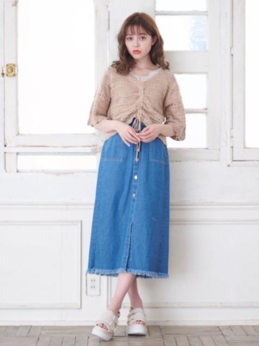 「MAJESTIC LEGON、マジェスティックレゴン、mjlookbook」｜「amelier MAJESTIC LEGONのオリカエシベルトスカート（スカート、ブルー系）」を使った、マジェスティックレゴンラフォーレ原宿店スタッフさん（レディース・163cm）の冬コーディネートの1枚目の写真