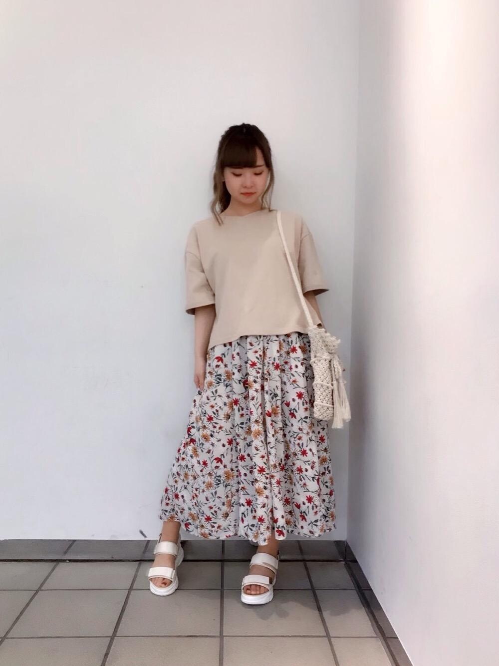 「MAJESTIC LEGON、マジェスティックレゴン」｜「MAJESTIC LEGONのあみあみバッグ（ショルダーバッグ、ホワイト系）」を使った、マジェスティックレゴンラフォーレ原宿店スタッフさん（レディース・150cm）の春コーディネートの1枚目の写真