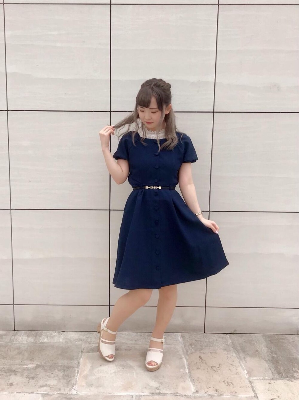 「ネイビー、MAJESTIC LEGON、清楚、マジェスティックレゴン、マジェ、フェミニンコーデ、人気ワンピース」｜「MAJESTIC LEGONのPVCふかふかソールサンダル（サンダル、ホワイト系）」を使った、マジェスティックレゴンラフォーレ原宿店スタッフさん（レディース・150cm）の夏コーディネートの1枚目の写真