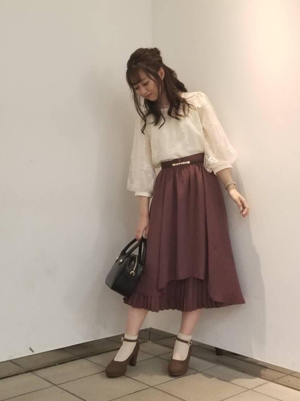 「フラワー、チュール、刺繍、フェミニン、MAJESTIC LEGON、お呼ばれ、マジェスティックレゴン、ヘム」｜「MAJESTIC LEGONのチュールフラワー刺繍ブラウス（シャツ/ブラウス、ホワイト系）」を使った、マジェスティックレゴンラフォーレ原宿店スタッフさん（レディース・155cm）の夏コーディネートの1枚目の写真