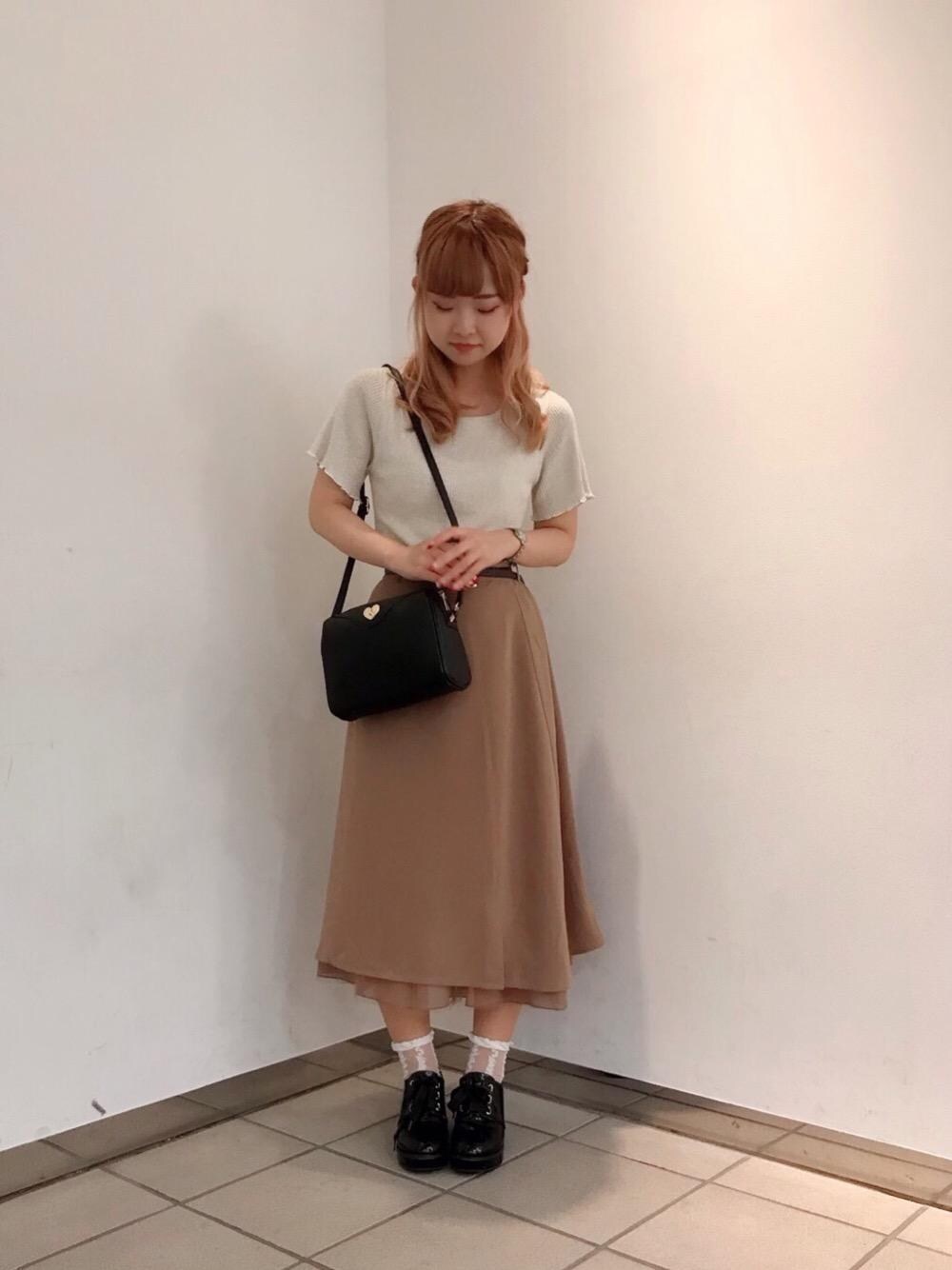 「新作、MAJESTIC LEGON、マジェスティックレゴン、ラメニット、秋コーデ、マジェ、フェミニンコーデ、マジェモバイルケース」｜「MAJESTIC LEGONのフェミヘムベルト付スカート（スカート、ブラウン系）」を使った、マジェスティックレゴンラフォーレ原宿店スタッフさん（レディース・150cm）の夏コーディネートの1枚目の写真
