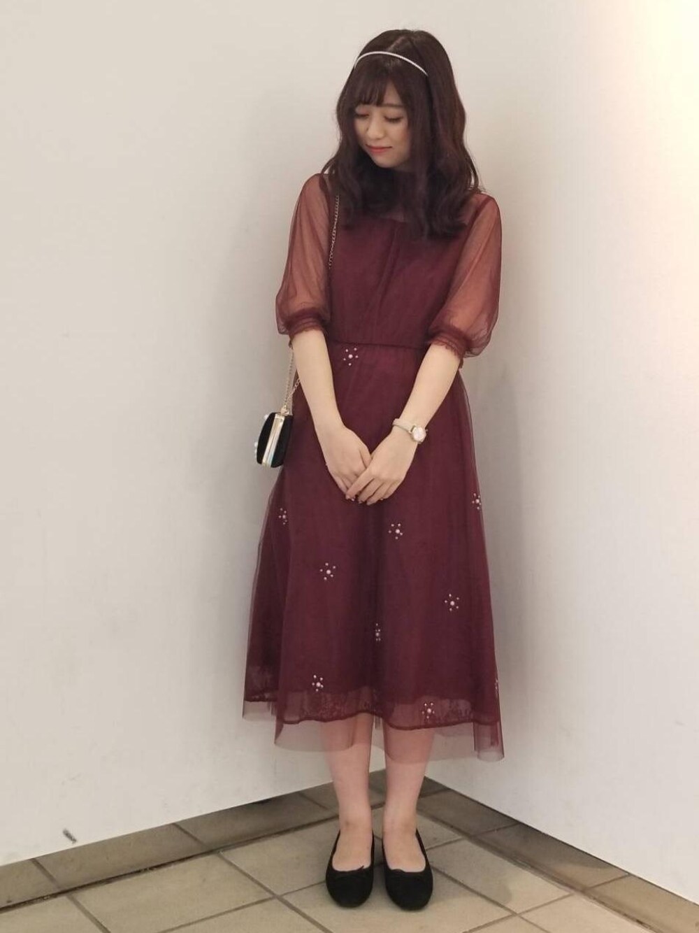 「パーティー、結婚式、ドレス、二次会、MAJESTIC LEGON、お呼ばれ、マジェスティックレゴン」｜「MAJESTIC LEGONのフカフカバレエシューズ（バレエシューズ、ブラック系）」を使った、マジェスティックレゴンラフォーレ原宿店スタッフさん（レディース・155cm）の秋コーディネートの1枚目の写真