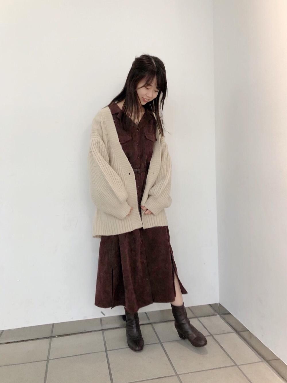 「カーディガン、ワンピース、コーデュロイ、ブラウン、シャツワンピ、新作、MAJESTIC LEGON、マジェスティックレゴン、ラフォーレ原宿、秋コーデ」｜「amelier MAJESTIC LEGONのベルト付コーデュロイシャツワンピ（シャツワンピース、ブラウン系）」を使った、マジェスティックレゴンラフォーレ原宿店スタッフさん（レディース・154cm）の秋コーディネートの1枚目の写真