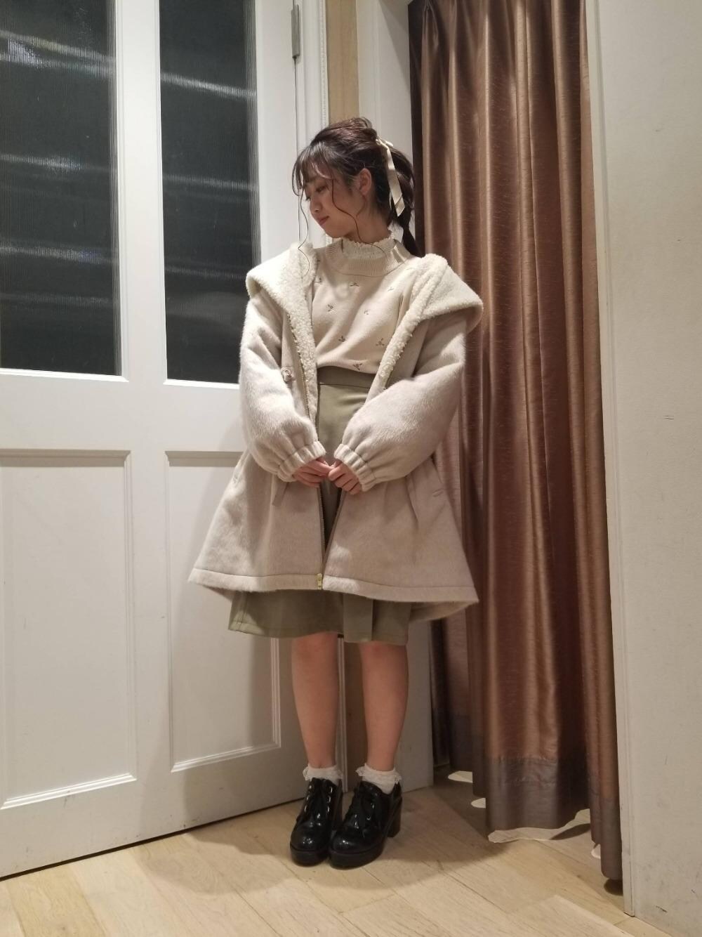 「レースアップ、バラ柄、MAJESTIC LEGON、マジェスティックレゴン、ラフォーレ原宿、アソート刺繍、ウエストキュ」｜「MAJESTIC LEGONのボリュームヒールシューズ（ドレスシューズ、ブラック系）」を使った、マジェスティックレゴンラフォーレ原宿店スタッフさん（レディース・155cm）の秋コーディネートの1枚目の写真