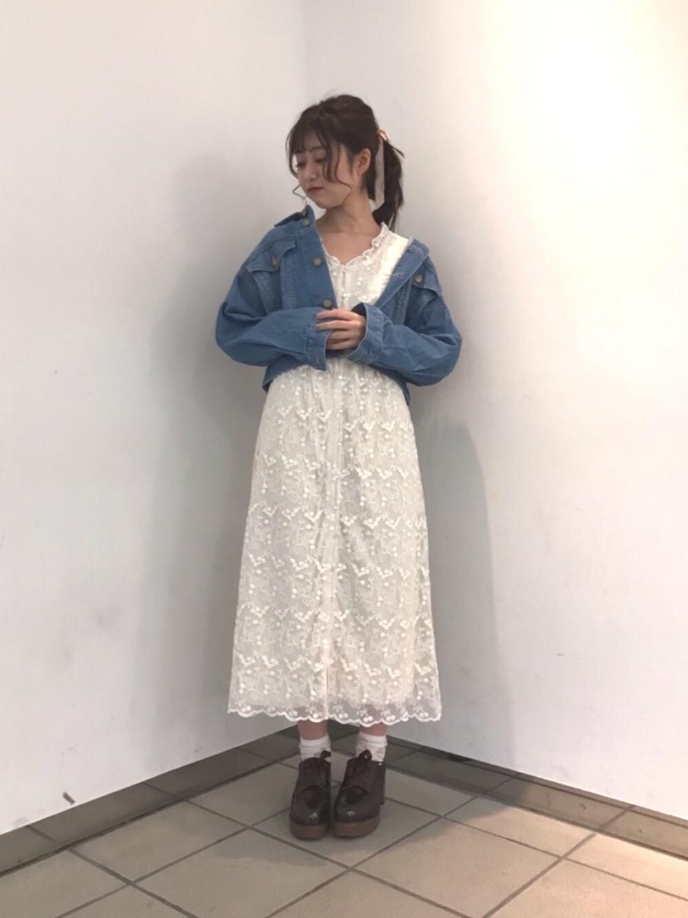 「ワンピース、レース、ガーリー、Gジャン、レトロ、MAJESTIC LEGON、春コーデ、マジェスティックレゴン」｜「MAJESTIC LEGONのウッドヒールレースアップシューズ（その他シューズ、ブラウン系）」を使った、マジェスティックレゴンラフォーレ原宿店スタッフさん（レディース・155cm）の冬コーディネートの1枚目の写真