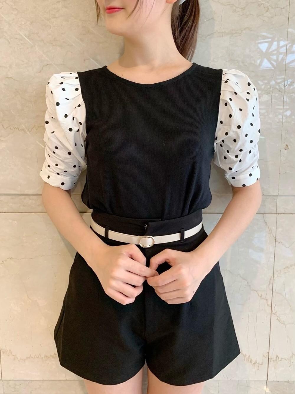 ブラック系のその他パンツ、ブラック系のTシャツ/カットソーを着用したレディースの夏コーディネートの1枚目の写真