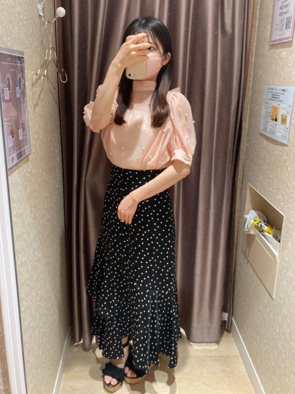 「デート、フェミニン、MAJESTIC LEGON、マジェスティックレゴン、大人ファッション、骨格ウェーブ、標準身長」｜「MAJESTIC LEGONのカップ付きシャーリングキャミソール（キャミソール、ホワイト系）」を使った、マジェスティックレゴンラフォーレ原宿店スタッフさん（レディース・161cm）の夏コーディネートの1枚目の写真