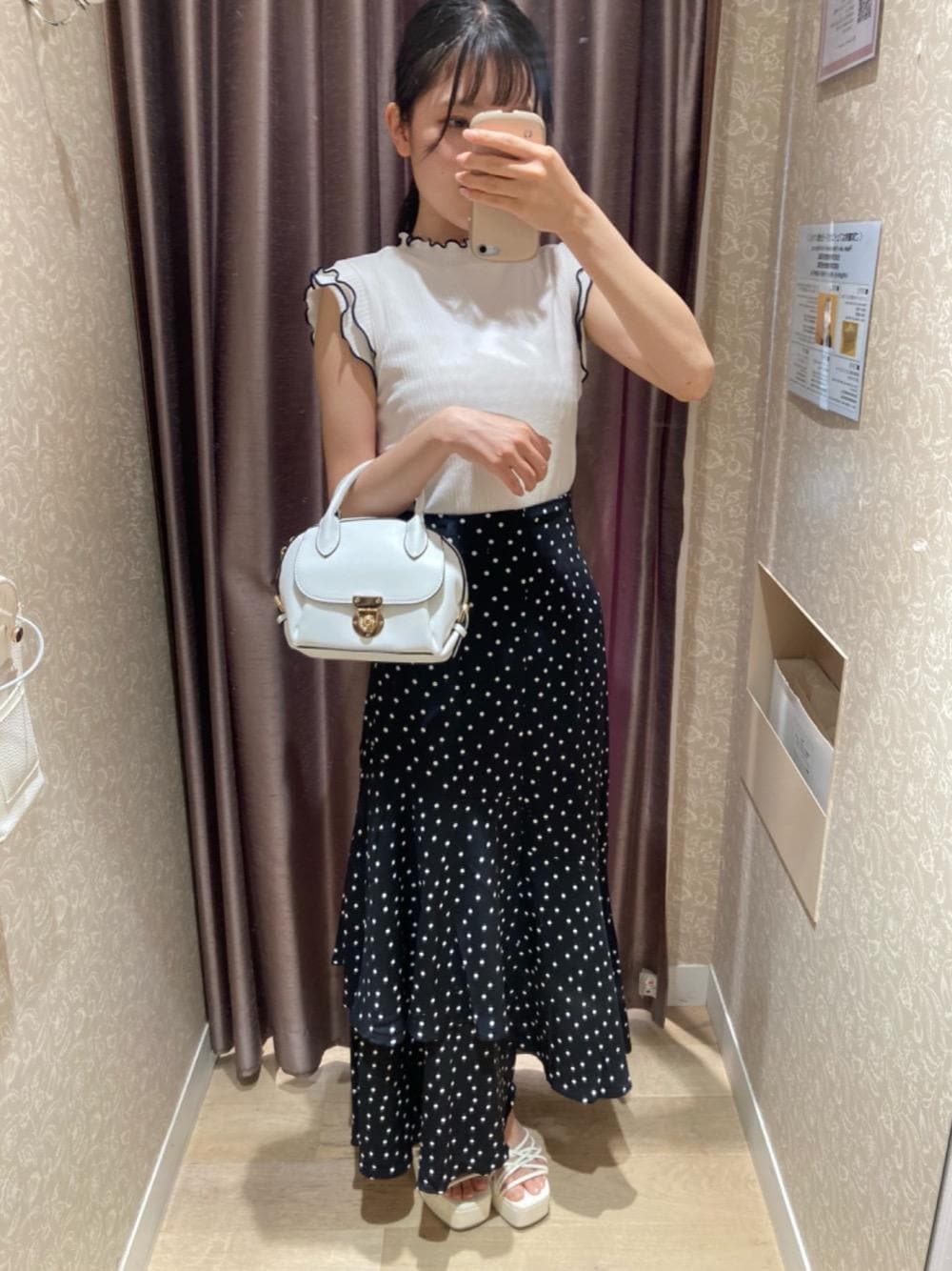 「デート、フェミニン、MAJESTIC LEGON、マジェスティックレゴン、大人ファッション、骨格ウェーブ、標準身長、モノトーンこーで」｜「MAJESTIC LEGONのふかふかクロスボリュームサンダル（サンダル、ホワイト系）」を使った、マジェスティックレゴンラフォーレ原宿店スタッフさん（レディース・161cm）の夏コーディネートの1枚目の写真