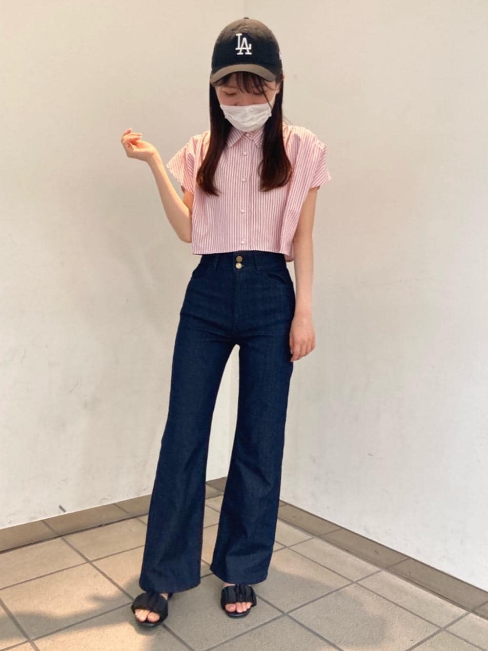 「大人カジュアル、MAJESTIC LEGON、マジェスティックレゴン、大人ファッション、骨格ウェーブ、標準身長」｜「MAJESTIC LEGONの美脚フレアデニムパンツ（デニムパンツ、ブルー系）」を使った、マジェスティックレゴンラフォーレ原宿店スタッフさん（レディース・161cm）の夏コーディネートの1枚目の写真