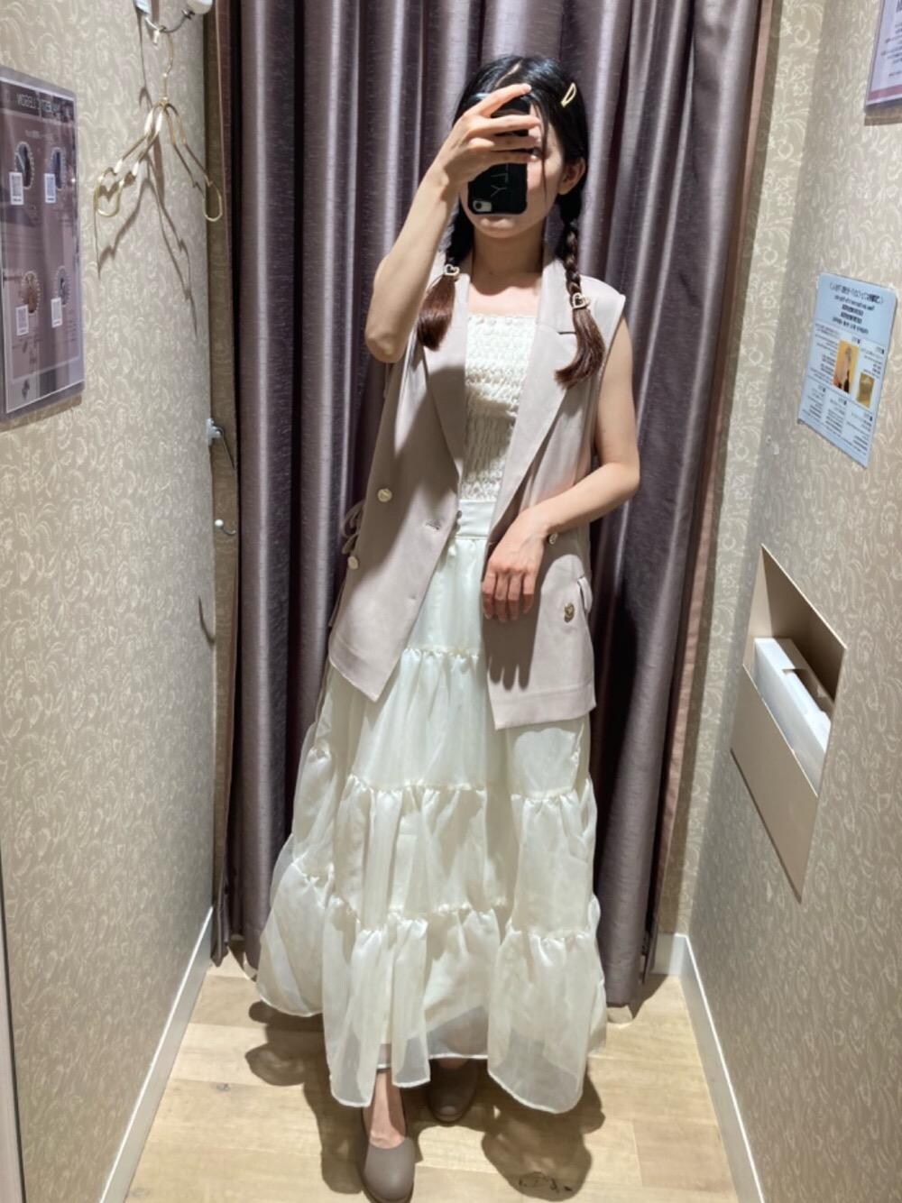 「デート、フェミニン、MAJESTIC LEGON、マジェスティックレゴン、ニュアンスカラー、大人ファッション、骨格ウェーブ、標準身長」｜「MAJESTIC LEGONのカップ付2wayシャーリングキャミ（キャミソール、ホワイト系）」を使った、マジェスティックレゴンラフォーレ原宿店スタッフさん（レディース・161cm）の夏コーディネートの1枚目の写真
