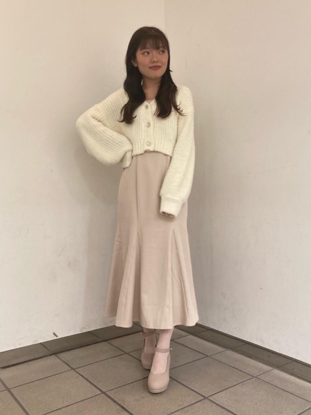 「デート、フェミニン、MAJESTIC LEGON、マジェスティックレゴン、大人ファッション、骨格ウェーブ、標準身長」｜「MAJESTIC LEGONのふかふかクッションパンプス（パンプス、ベージュ系）」を使った、マジェスティックレゴンラフォーレ原宿店スタッフさん（レディース・161cm）の秋コーディネートの1枚目の写真