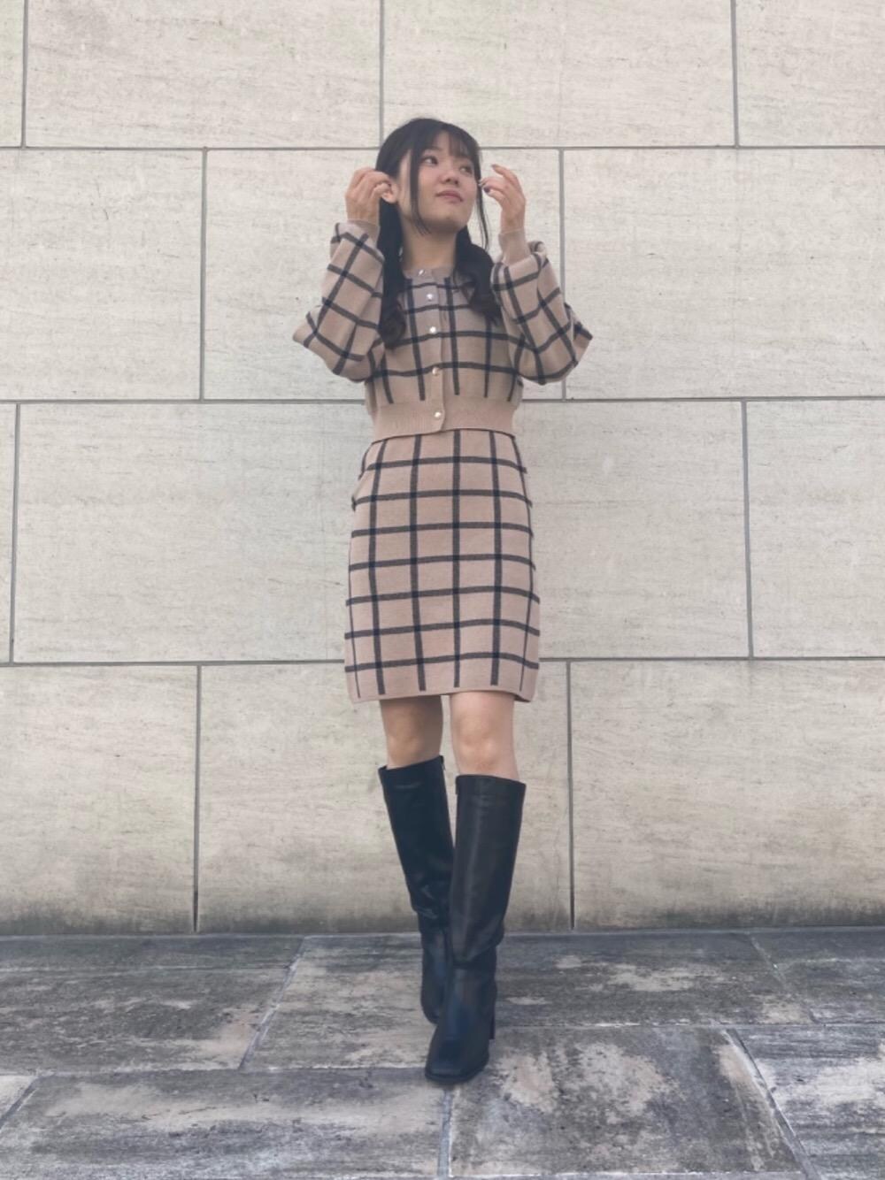 「デート、ミニ、MAJESTIC LEGON、マジェスティックレゴン、大人ファッション、骨格ウェーブ、標準身長」｜「MAJESTIC LEGONのZIP美脚ロングブーツ（ブーツ、ブラック系）」を使った、マジェスティックレゴンラフォーレ原宿店スタッフさん（レディース・161cm）の秋コーディネートの1枚目の写真