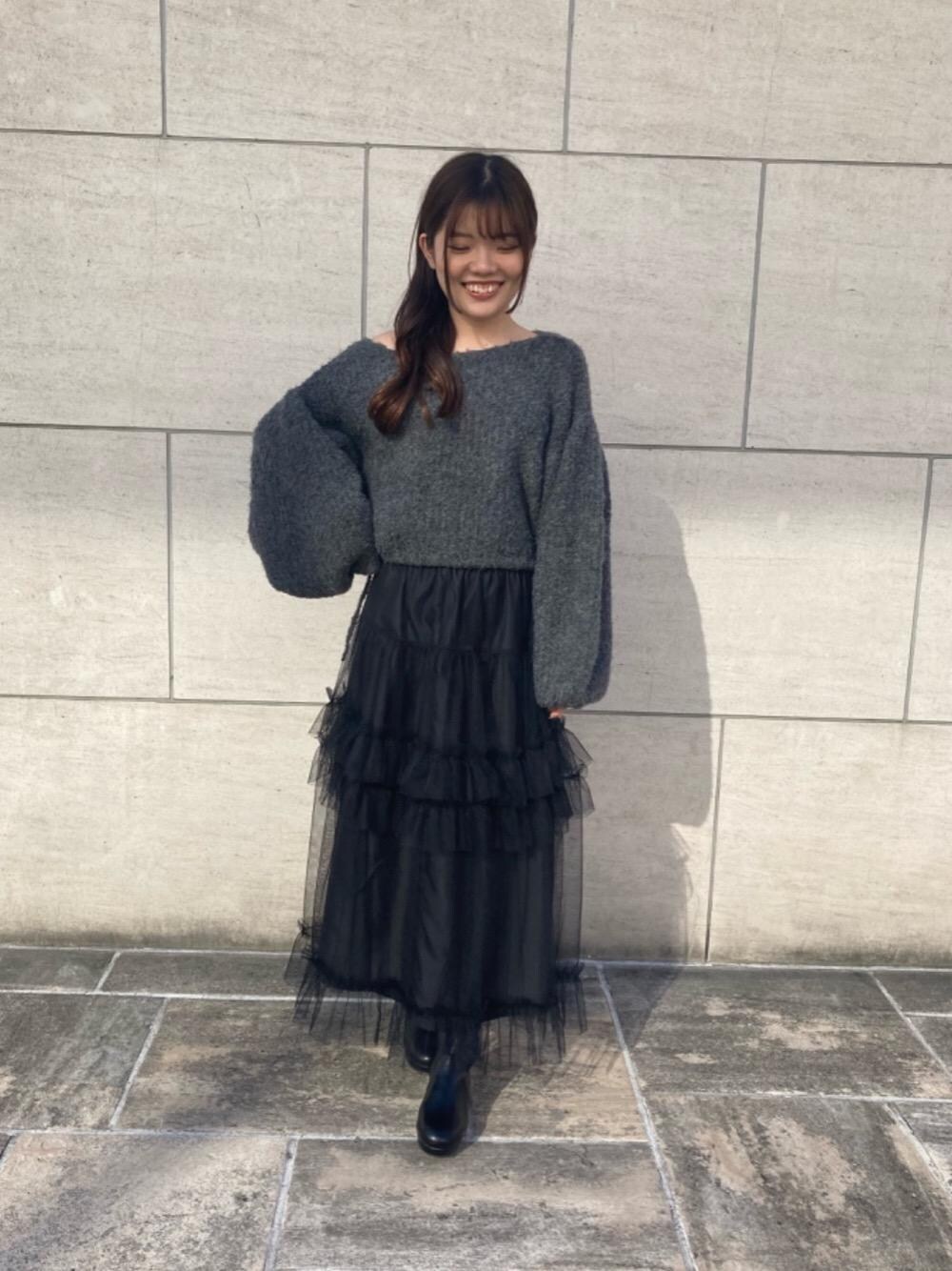 「大人カジュアル、MAJESTIC LEGON、マジェスティックレゴン、大人ファッション、骨格ウェーブ、標準身長、モノトーンこーで、かジュアル」｜「MAJESTIC LEGONの【WEB限定XLサイズあり】フカフカヒールストレッチブーツ（ブーツ、ブラック系）」を使った、マジェスティックレゴンラフォーレ原宿店スタッフさん（レディース・161cm）の冬コーディネートの1枚目の写真