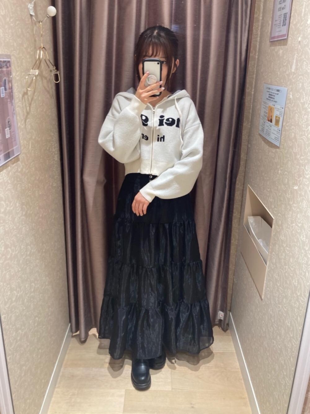 「大人カジュアル、フェミニン、MAJESTIC LEGON、マジェスティックレゴン、大人ファッション、骨格ウェーブ、モノトーンこーで、かジュアル」｜「MAJESTIC LEGONの☆タンクソールレースアップブーツ（ブーツ、ブラック系）」を使った、マジェスティックレゴンラフォーレ原宿店スタッフさん（レディース・161cm）の冬コーディネートの1枚目の写真