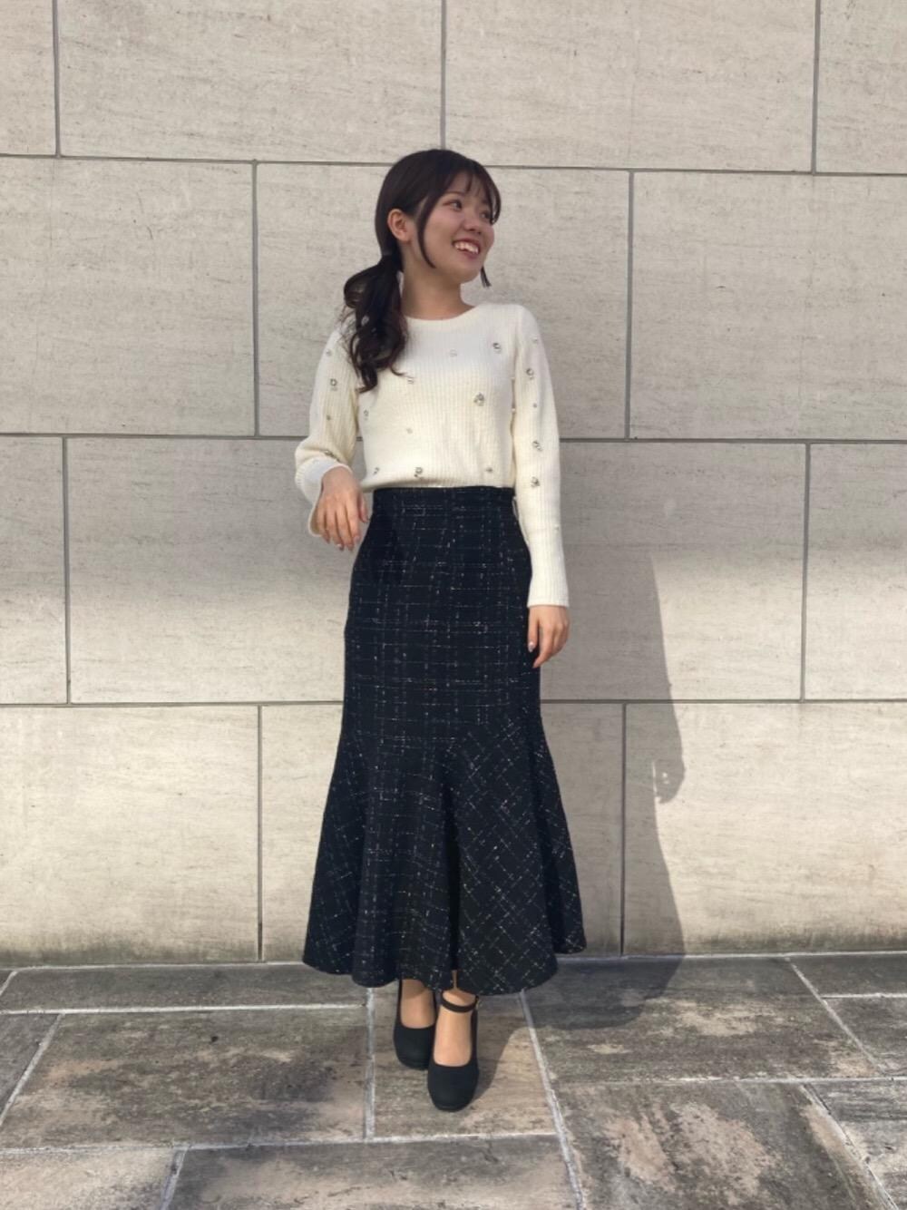 「デート、フェミニン、MAJESTIC LEGON、マジェスティックレゴン、大人ファッション、骨格ウェーブ、標準身長、モノトーンこーで」｜「MAJESTIC LEGONの【WEB限定XLサイズあり】ふかふかクッションパンプス（パンプス、ブラック系）」を使った、マジェスティックレゴンラフォーレ原宿店スタッフさん（レディース・161cm）の冬コーディネートの1枚目の写真