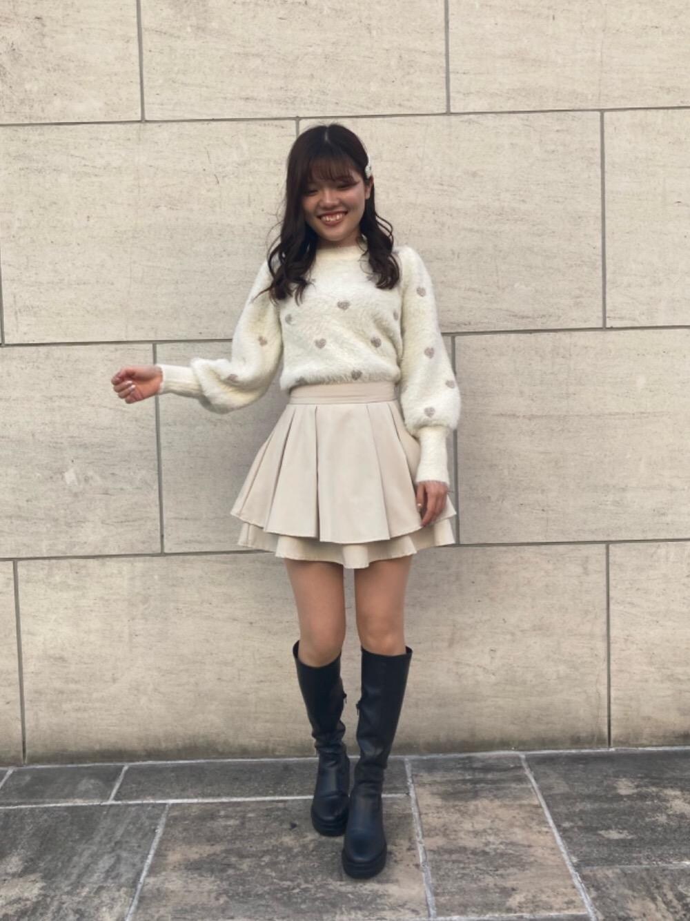 「フェミニン、ミニ、MAJESTIC LEGON、マジェスティックレゴン、標準身長、からーこーで」｜「MAJESTIC LEGONのストレッチロングブーツ（ブーツ、ブラック系）」を使った、マジェスティックレゴンラフォーレ原宿店スタッフさん（レディース・161cm）の冬コーディネートの1枚目の写真