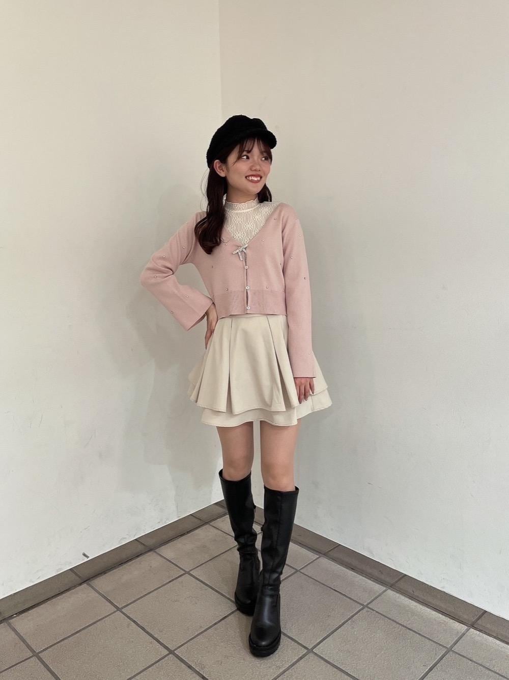 「デート、フェミニン、ミニ、MAJESTIC LEGON、マジェスティックレゴン、骨格ウェーブ、標準身長、推し活、からーこーで」｜「MAJESTIC LEGONのストレッチロングブーツ（ブーツ、ブラック系）」を使った、マジェスティックレゴンラフォーレ原宿店スタッフさん（レディース・161cm）の冬コーディネートの1枚目の写真