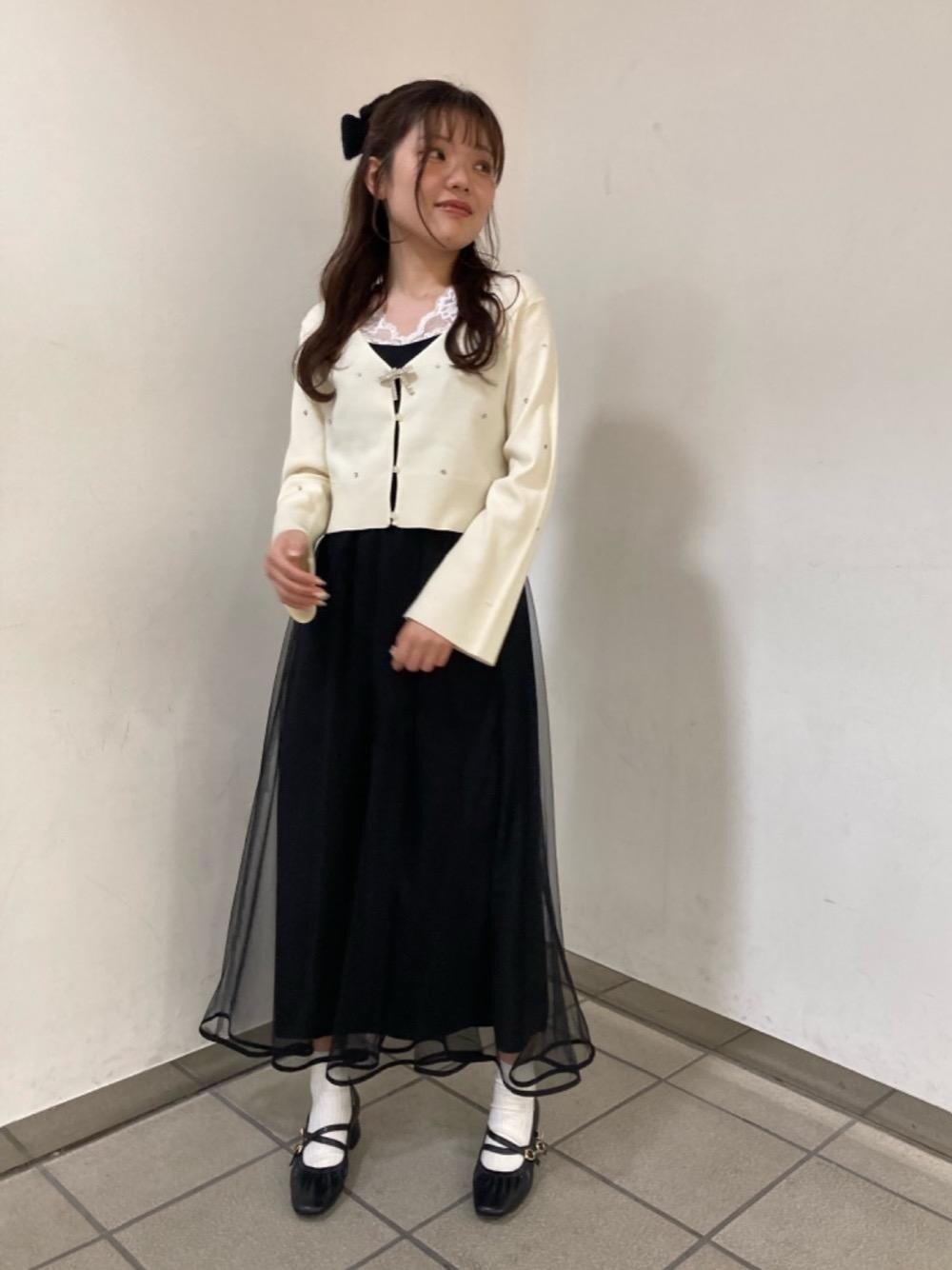「フェミニン、MAJESTIC LEGON、マジェスティックレゴン、大人ファッション、骨格ウェーブ、標準身長」｜「MAJESTIC LEGONの【WEB限定XLサイズあり】レディギャザーストラップパンプス（パンプス、ブラック系）」を使った、マジェスティックレゴンラフォーレ原宿店スタッフさん（レディース・161cm）の冬コーディネートの1枚目の写真