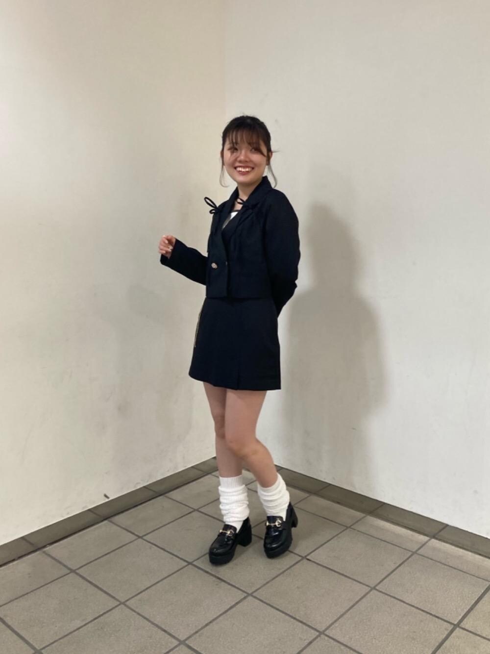 「フェミニン、ミニ、MAJESTIC LEGON、マジェスティックレゴン、骨格ウェーブ、標準身長、推し活、モノトーンこーで」｜「MAJESTIC LEGONのビット付きローファー（ローファー、ブラック系）」を使った、マジェスティックレゴンラフォーレ原宿店スタッフさん（レディース・161cm）の冬コーディネートの1枚目の写真