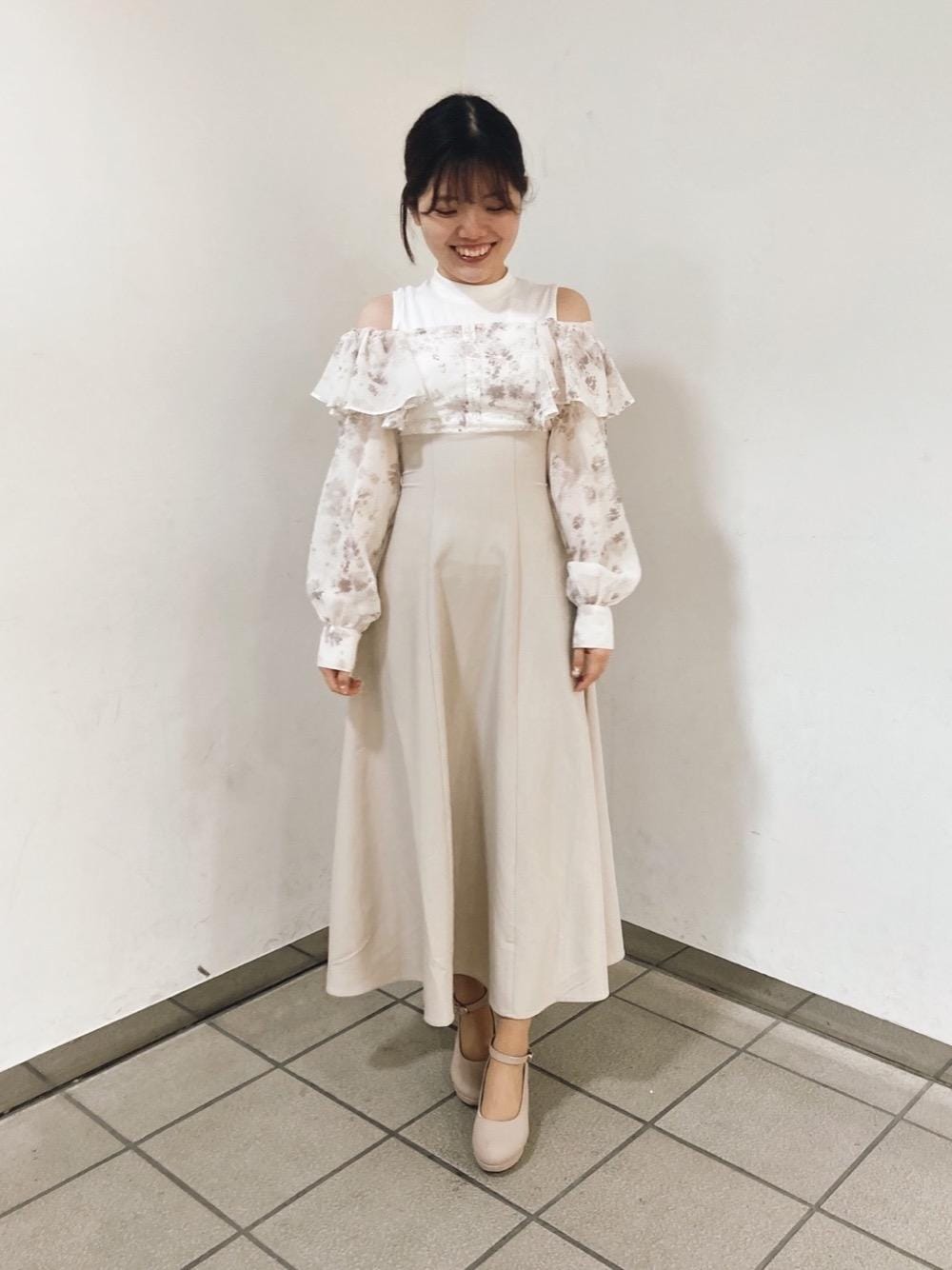 「フェミニン、MAJESTIC LEGON、マジェスティックレゴン、大人ファッション、骨格ウェーブ、標準身長、イエべ秋」｜「MAJESTIC LEGONのふかふかクッションパンプス（パンプス、ベージュ系）」を使った、マジェスティックレゴンラフォーレ原宿店スタッフさん（レディース・161cm）の冬コーディネートの1枚目の写真