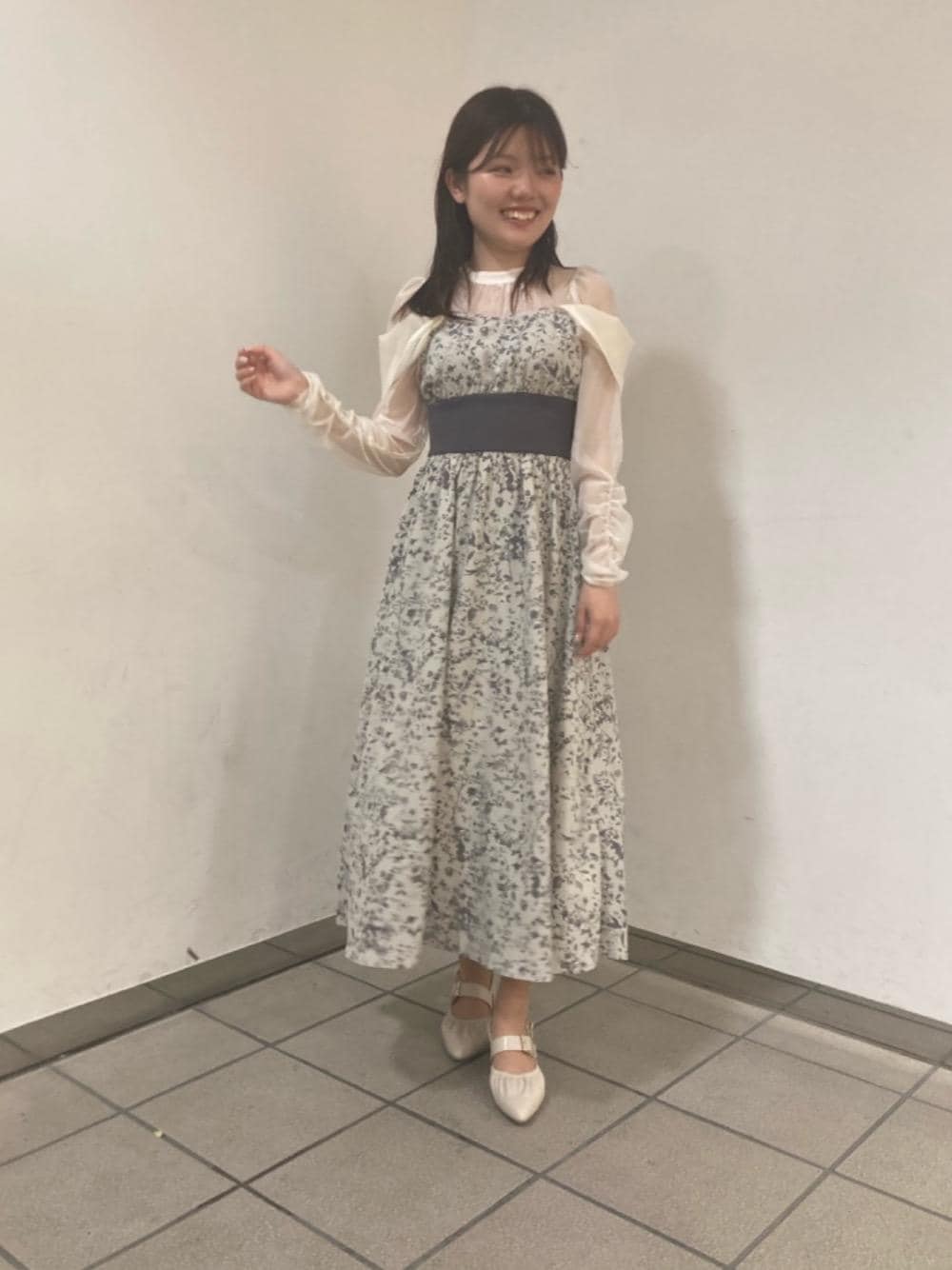 「デート、フェミニン、MAJESTIC LEGON、マジェスティックレゴン、大人ファッション、骨格ウェーブ、標準身長、イエべ秋」｜「MAJESTIC LEGONのふかふかフィットギャザーミュール（パンプス、ホワイト系）」を使った、マジェスティックレゴンラフォーレ原宿店スタッフさん（レディース・161cm）の春コーディネートの1枚目の写真