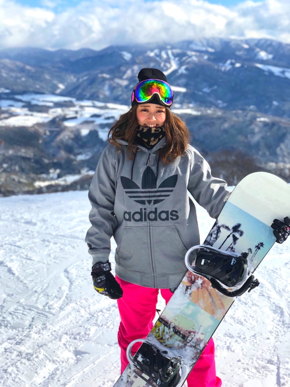 「adidas、スノボー、アディダス、スノボースタイル、スノボー女子、スノボスタイル、スノボ、スノボウェア、スノボーウェア」｜「adidasのアイテム（その他アウター、グレー系）」を使った、♕R-CHAN♕さん（レディース・161cm）の春コーディネートの1枚目の写真