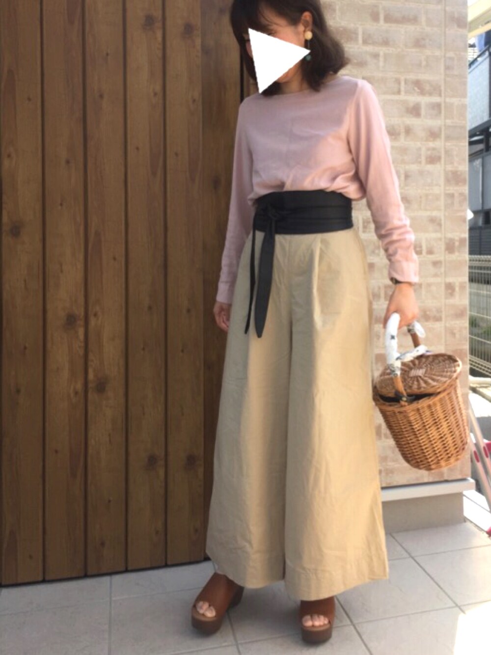 ピンク系のTシャツ/カットソー、ベージュ系のかごバッグ、ベージュ系のその他パンツを着用したレディースの春コーディネートの1枚目の写真