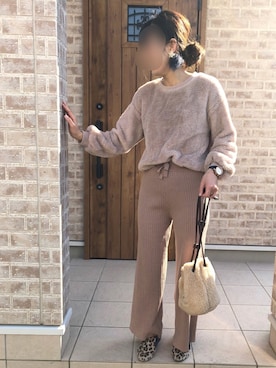 「リブニットパンツ」｜「アイテム（アナログ腕時計）」を使った、Riiisaさん（レディース・158cm）の冬コーディネート