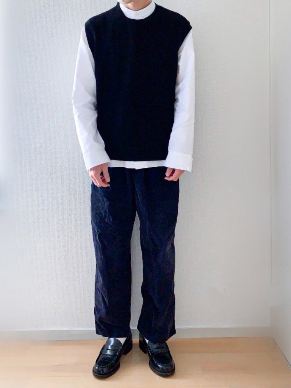 「ニットベスト×シャツ、ローファー、無印良品コーデ、休日コーデ、古着、白シャツ」｜「HARUTAのHARUTA ハルタ LOAFER(-28CMﾏﾃﾞ) ローファー 6550 BLACK(-28CM)（ローファー、ブラック系）」を使った、peikunさん（メンズ・169cm）の春コーディネートの1枚目の写真