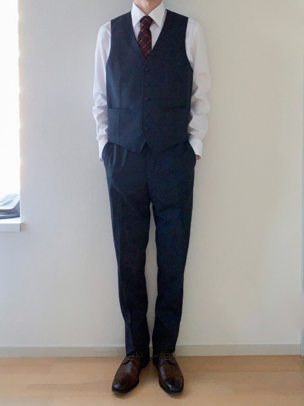 「おしゃれさんと繋がりたい、スーツスタイル、大人カジュアル、けっこんしき、へや撮り、ネクタイ、スーツベスト、スーツ好き、スーツ男子」｜「HILTONのアイテム（その他シューズ、ブラウン系）」を使った、peikunさん（メンズ・169cm）の春コーディネートの1枚目の写真