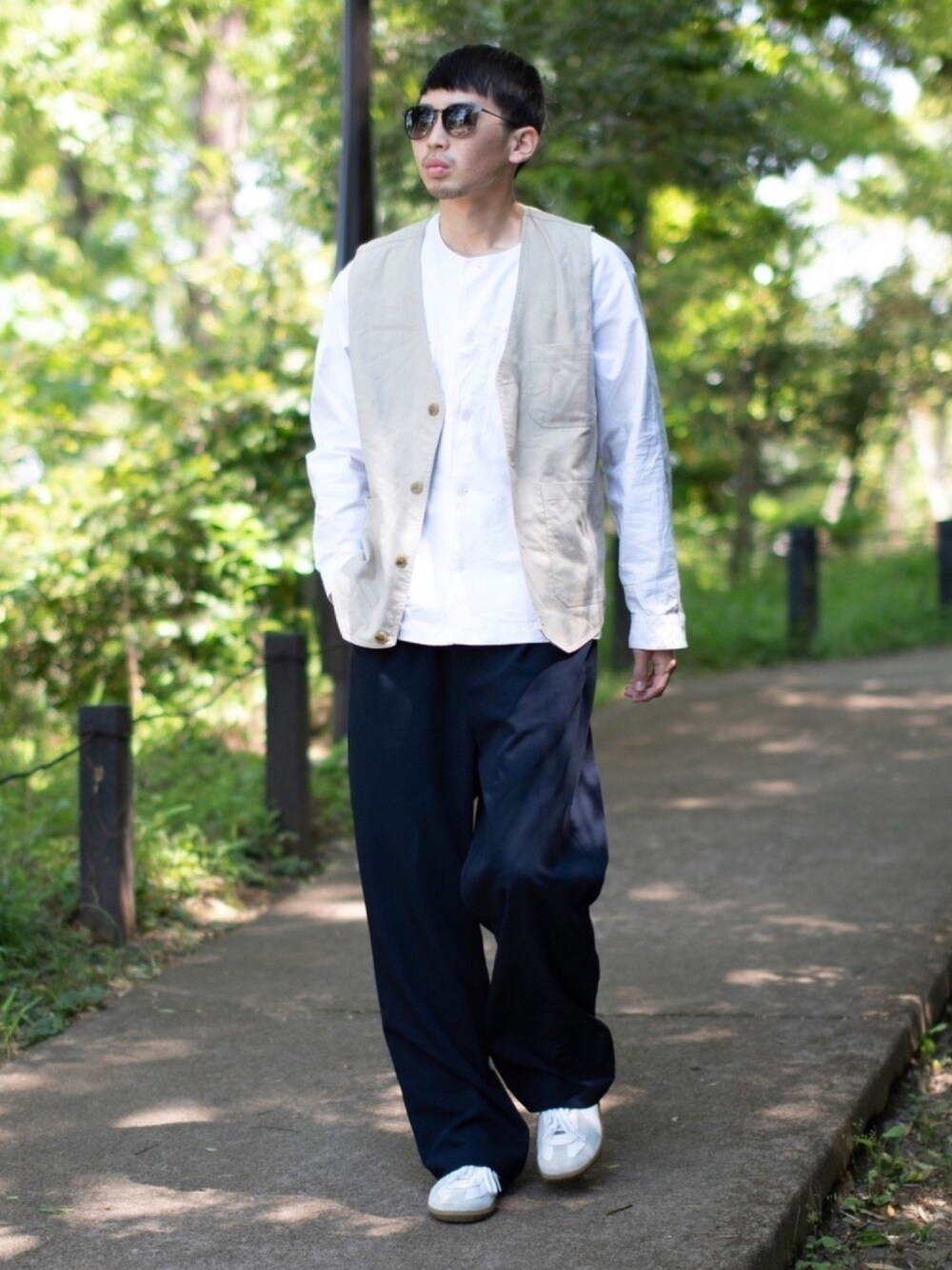 「サングラス、古着MIX、ベスト、シンプルコーデ、プチプラ、大人カジュアル、春夏コーデ、ゆるコーデ、キレイめ、爽やかコーデ」｜「GERMAN TRAINERのGERMAN TRAINER / ジャーマントレーナー（スニーカー、ホワイト系）」を使った、peikunさん（メンズ・169cm）の春コーディネートの1枚目の写真