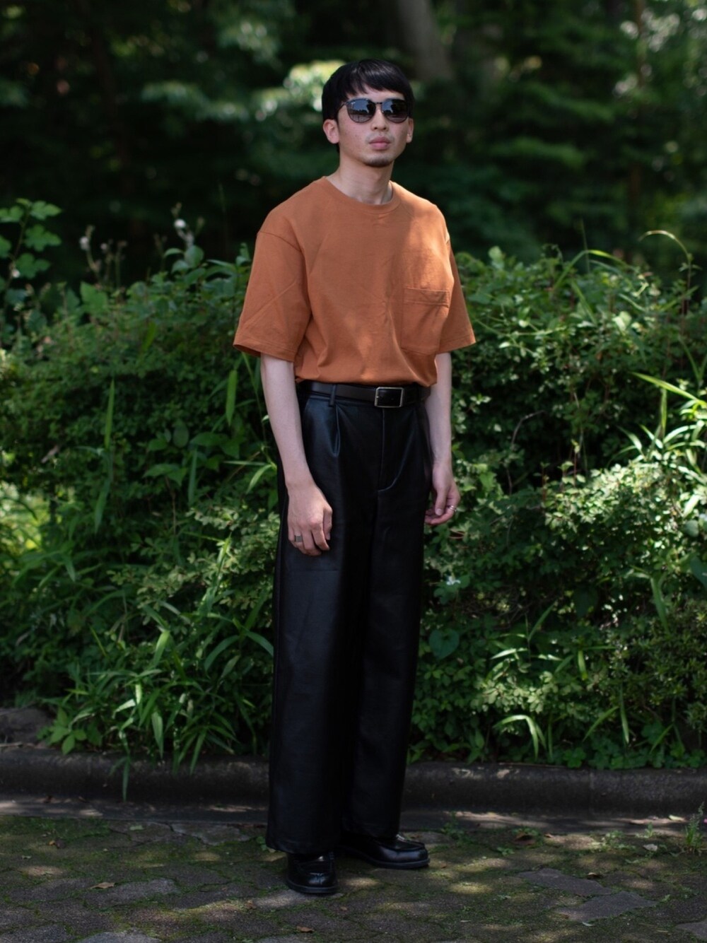「タックイン、ハイウエスト、ローファー、黒パンツ、休日スタイル、UNIQLO、サングラス、シンプルコーデ、プチプラ、ストリート」｜「Ray-Banのアイテム（サングラス、ブラック系）」を使った、peikunさん（メンズ・170cm）の夏コーディネートの1枚目の写真
