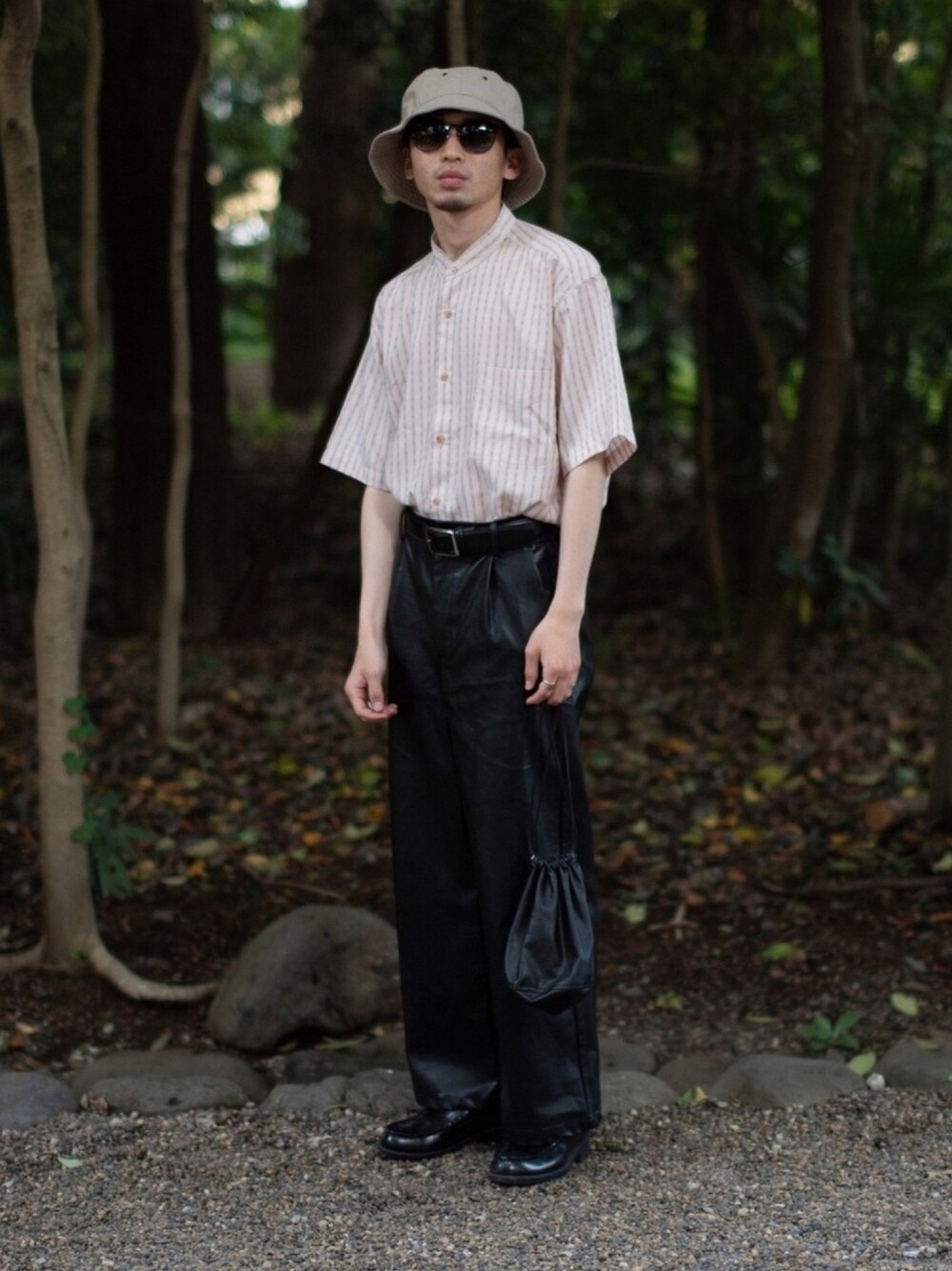 「ミニバッグ、ワンマイルウェア、メガネ男子、バケットハット、夏コーデ、シャツコーデ、シンプルコーデ、古着MIX、タックイン、COOLなこのコが仲間入り」｜「UNE MANSIONのフェイクレザーミニ巾着バッグ（ハンドバッグ、ブラック系）」を使った、peikunさん（メンズ・170cm）の夏コーディネートの1枚目の写真