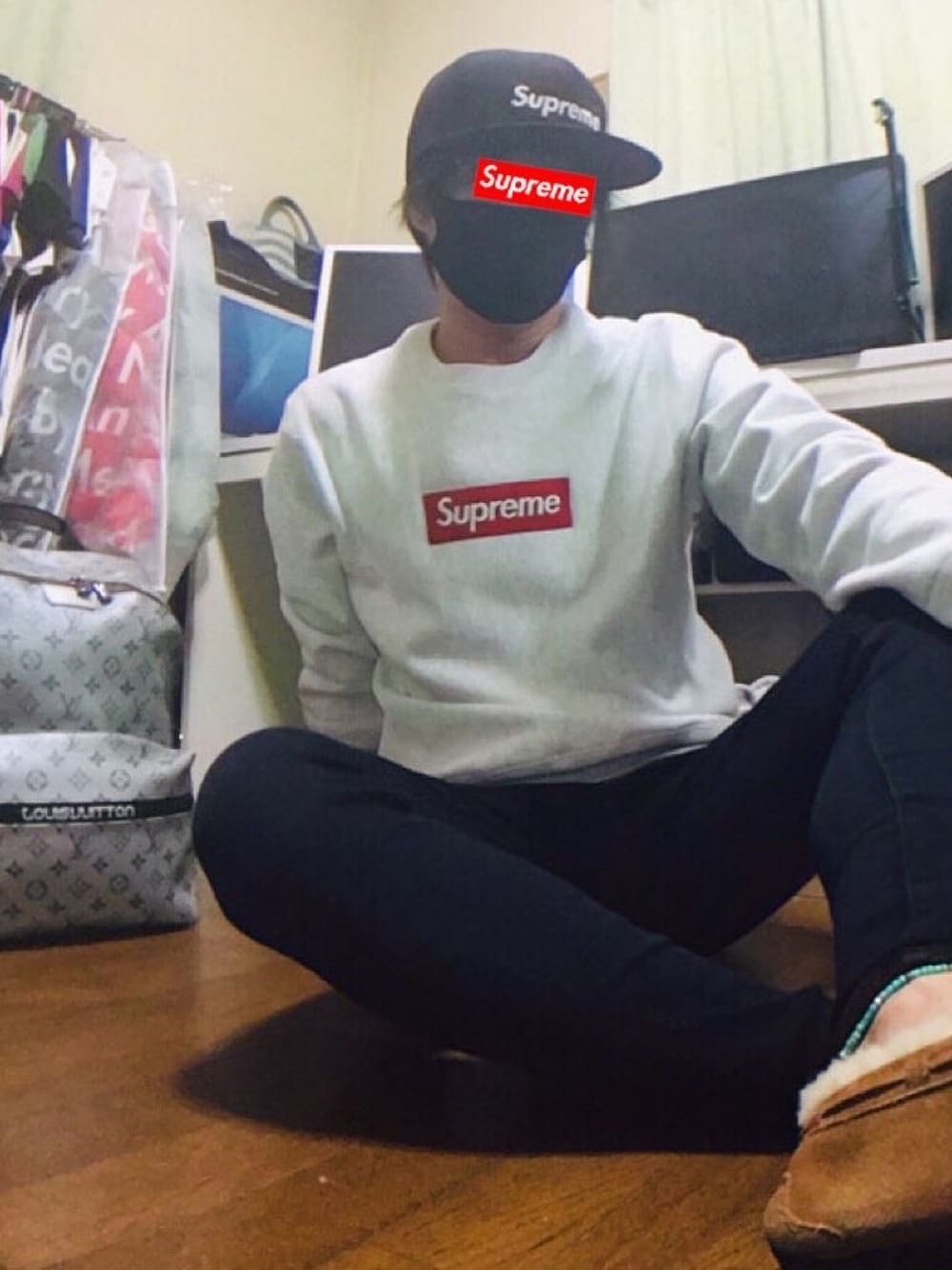 「今日のコーデ、お洒落さんとつながりたい、おしゃれさんと繋がりたい、シュプリーム、ルイヴィトン、UGG、ボックスロゴ、BOXLOGO、supreme」｜「Supreme のアイテム（スウェット、グレー系）」を使った、怠惰ですけれども®︎さん（メンズ・170cm）の秋コーディネートの1枚目の写真