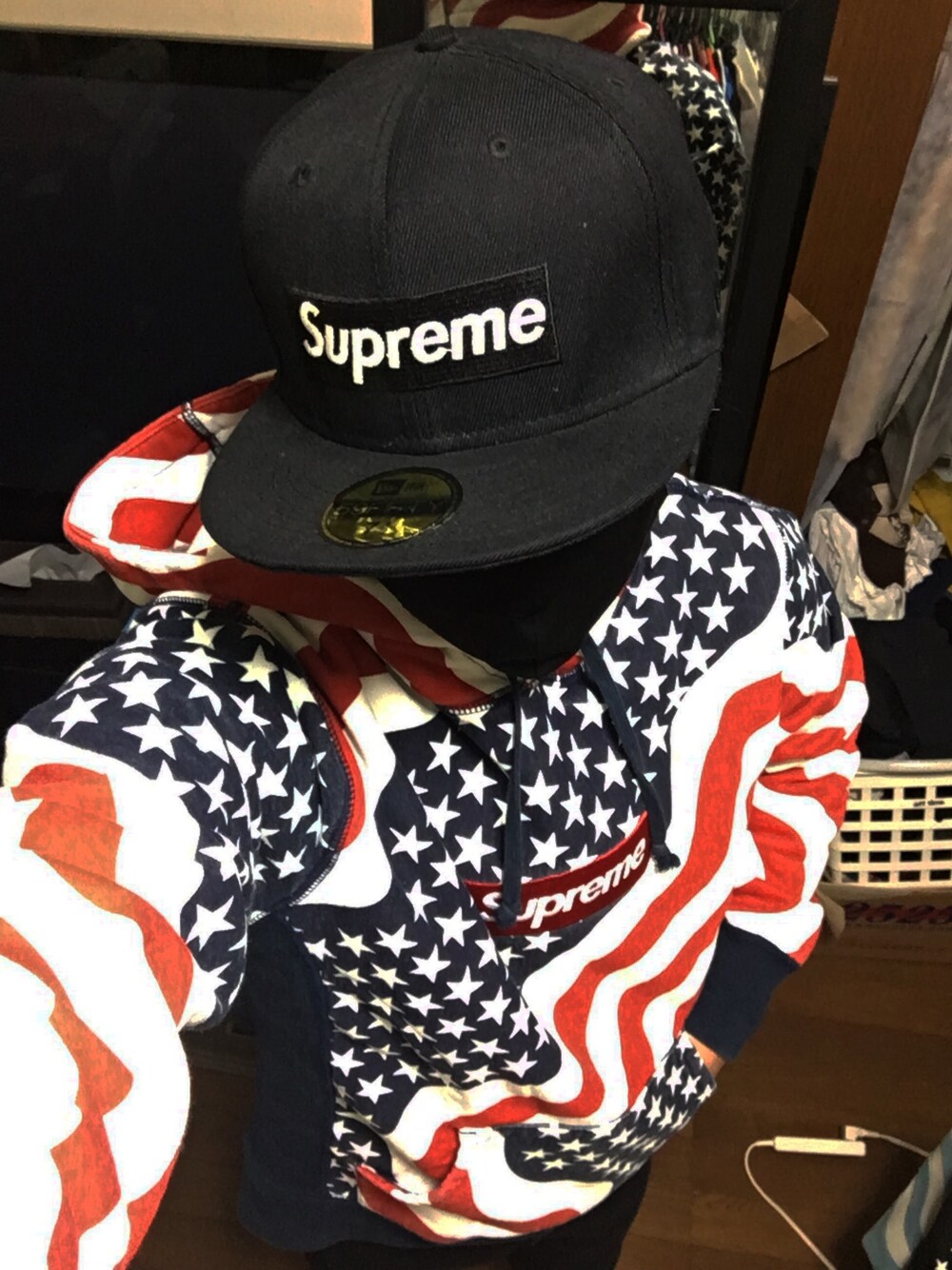 「お洒落さんとつながりたい、おしゃれさんと繋がりたい、星条旗、アメリカンフラッグ、シュプリーム、supreme、Supreme14ss、NEWERA、ニューエラ、シュプリーム男子」｜「Supreme のアイテム（キャップ、ブラック系）」を使った、怠惰ですけれども®︎さん（メンズ・170cm）の秋コーディネートの1枚目の写真