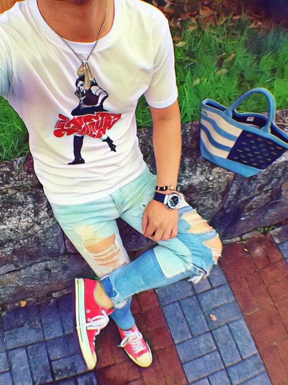 ブルー系のトートバッグ、ホワイト系のTシャツ/カットソー、ブルー系のデニムパンツを着用したメンズの秋コーディネートの1枚目の写真