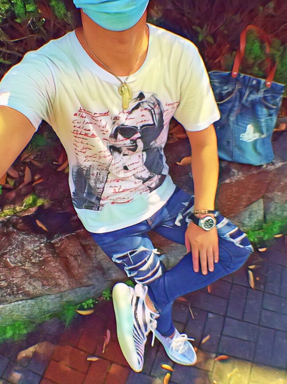 ホワイト系のTシャツ/カットソー、ブルー系のデニムパンツ、ホワイト系のスニーカーを着用したメンズの秋コーディネートの1枚目の写真