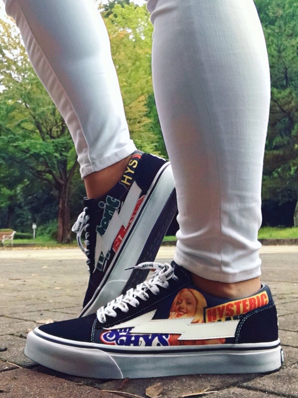 ブラック系のスニーカー、ブラック系のスニーカー、ホワイト系のデニムパンツを着用したメンズの秋コーディネートの1枚目の写真