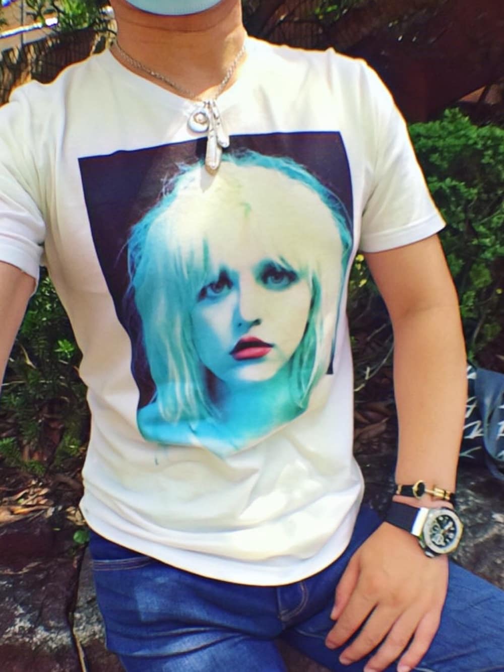 ホワイト系のTシャツ/カットソー、シルバー系のネックレスを着用したメンズの秋コーディネートの1枚目の写真