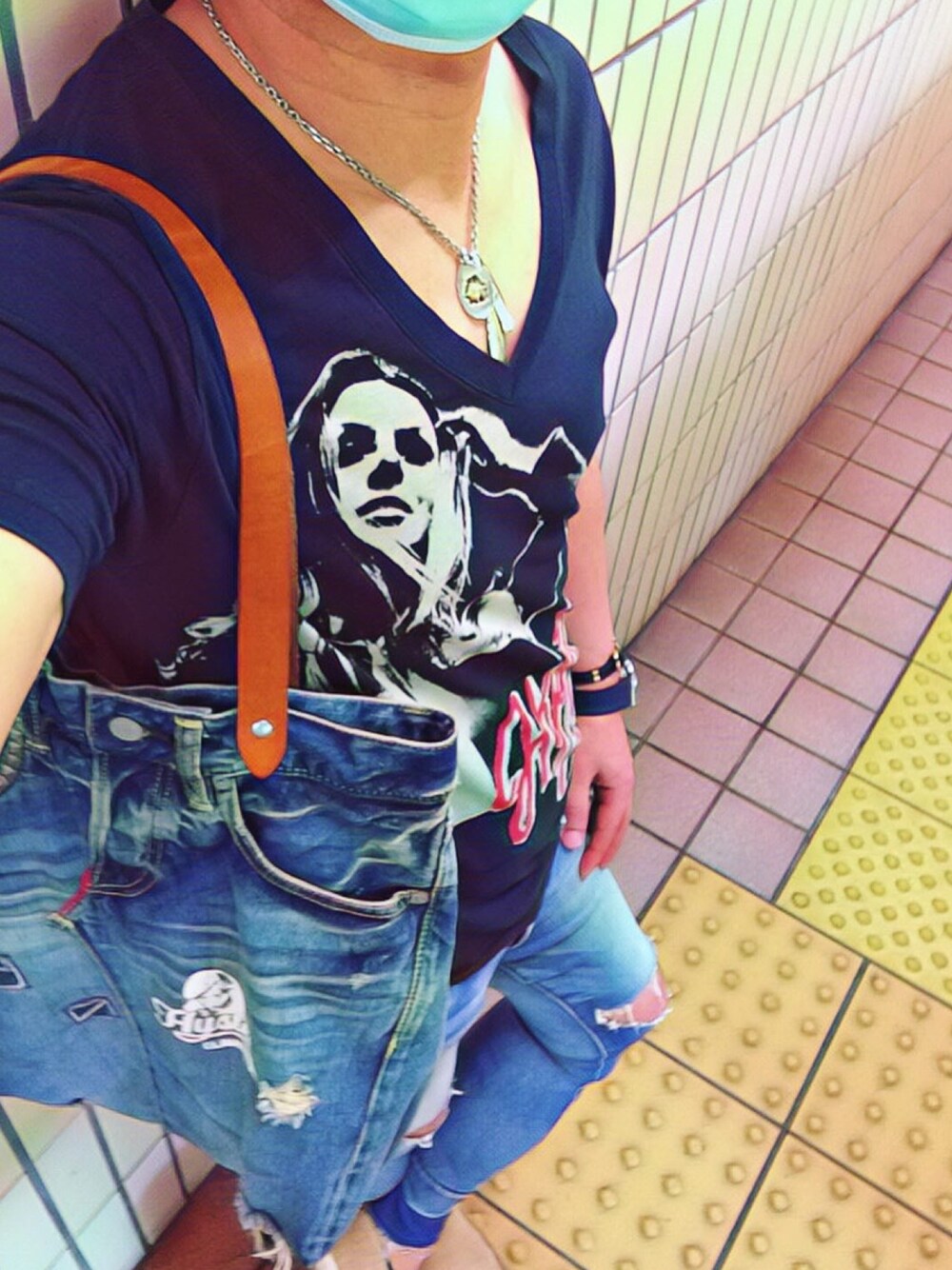 ブラック系のTシャツ/カットソー、ブルー系のトートバッグ、ブルー系のデニムパンツを着用したメンズの秋コーディネートの1枚目の写真