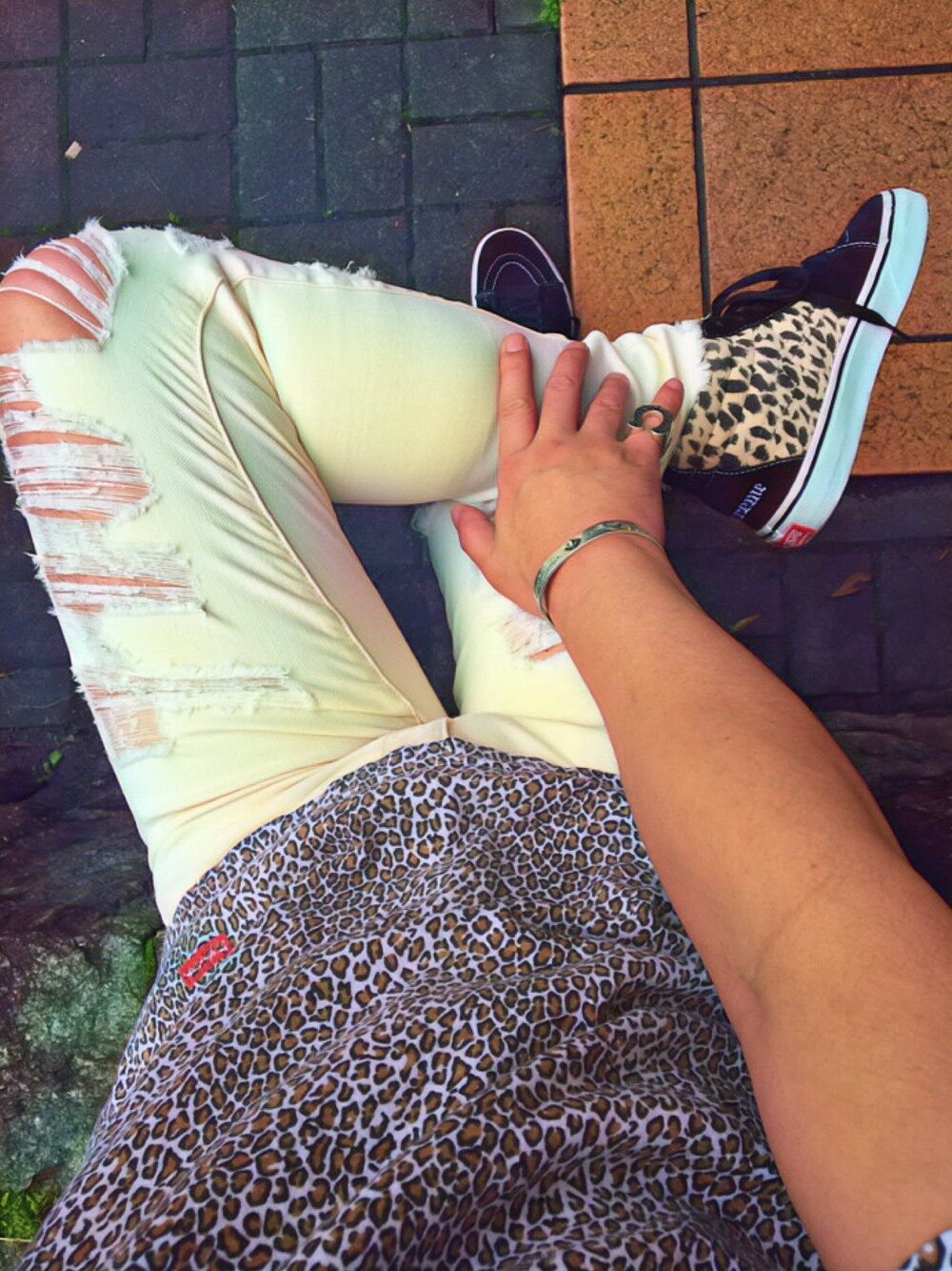 イエロー系のスニーカー、ホワイト系のデニムパンツ、その他のTシャツ/カットソーを着用したメンズの秋コーディネートの1枚目の写真