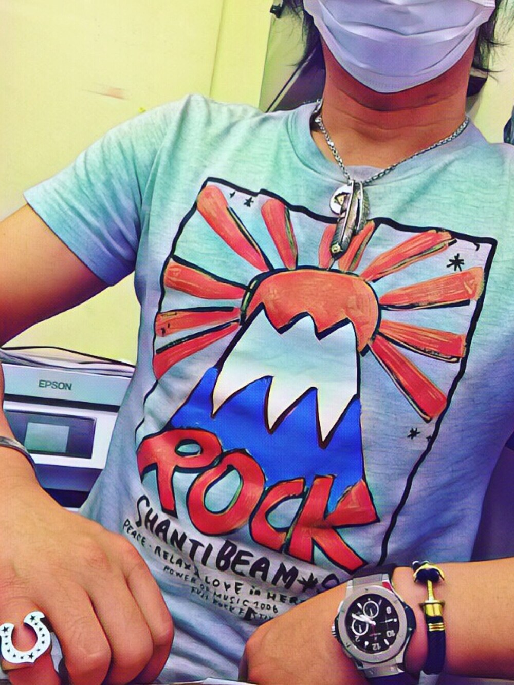 グレー系のTシャツ/カットソー、シルバー系のネックレス、シルバー系のアナログ腕時計を着用したメンズの秋コーディネートの1枚目の写真