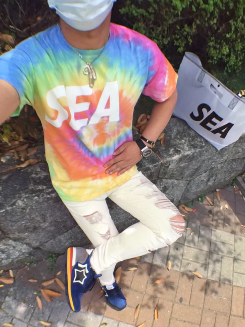 その他のTシャツ/カットソー、ホワイト系のデニムパンツ、ブルー系のスニーカーを着用したメンズの秋コーディネートの1枚目の写真