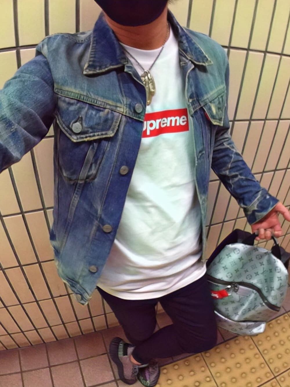 「Hysteric Glamour、ヒステリックグラマー、シュプリーム、supreme、yeezyboost350V2、今日のコーデ、BOXLOGO、ボックスロゴ、お洒落さんと繋がりたい」｜「HYSTERIC GLAMOURのアイテム（デニムジャケット、ブルー系）」を使った、怠惰ですけれども®︎さん（メンズ・170cm）の秋コーディネートの1枚目の写真