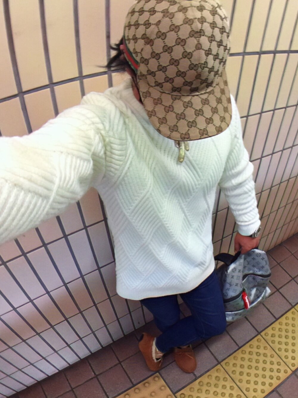 「GUCCI、LouisVuitton、ルイヴィトン、モノグラムリフレクト、モノグラムシルバー、今日のコーデ、おしゃれさんと繋がりたい、お洒落さんとつながりたい、BEAMS、UGG」｜「GUCCIのアイテム（キャップ、ベージュ系）」を使った、怠惰ですけれども®︎さん（メンズ・170cm）の秋コーディネートの1枚目の写真