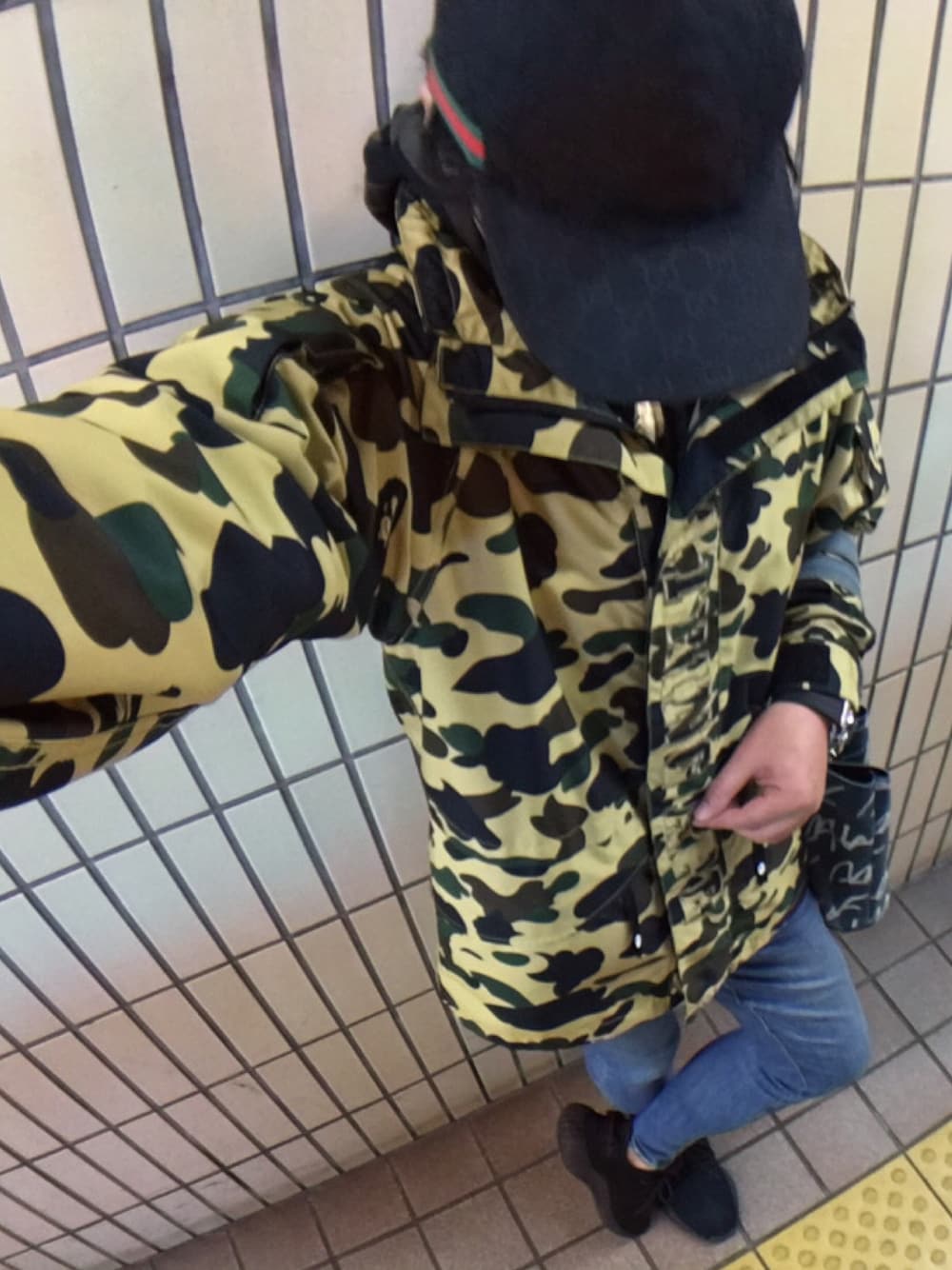 「A BATHING APE、1stcamo、カモフラ、GUCCI、yeezyboost350V2、お洒落さんとつながりたい、今日のコーデ、おしゃれさんと繋がりたい、Bape」｜「GUCCIのアイテム（キャップ、ブラック系）」を使った、怠惰ですけれども®︎さん（メンズ・170cm）の秋コーディネートの1枚目の写真