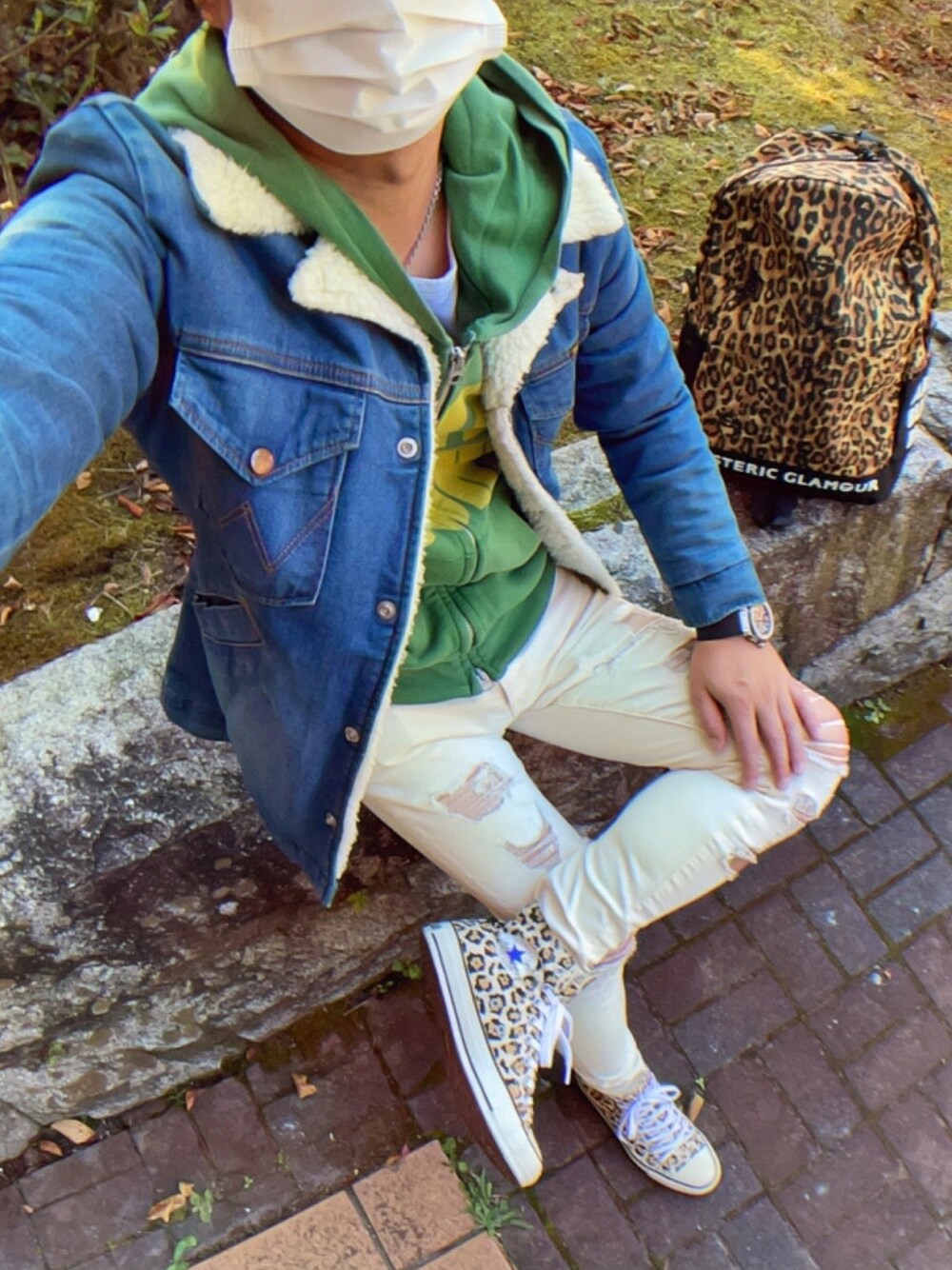 「hystericglamour、ヒステリックグラマー、バックパック、backpack、leopard、豹柄、秋のコーデ、デニム ジャケット、今日のコーデ、お洒落さんとつながりたい」｜「Wranglerのアイテム（ムートンコート、ブルー系）」を使った、怠惰ですけれども®︎さん（メンズ・170cm）の秋コーディネートの1枚目の写真