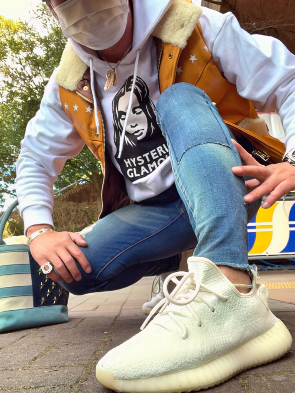 「x-girl、hystericglamour、MARBLES、エックスガール、ヒステリックグラマー、今日のコーデ、秋コーデ、お洒落さんとつながりたい、yeezyboost350V2」｜「MARBLESのアイテム（ダウンベスト、ゴールド系）」を使った、怠惰ですけれども®︎さん（メンズ・170cm）の秋コーディネートの1枚目の写真
